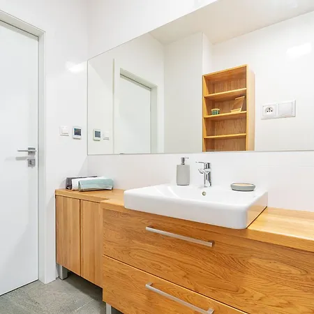 B-home - S 1 Spalnou A Obyvackou 80 M2 Apartment Trenčín